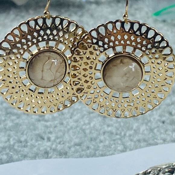 Earrings Dangle Drop Gold Tone Filagree Pierced Hook Circle Disc Shape - Picture 1 of 16